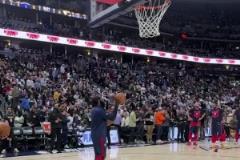 登哥示意來(lái)個(gè)大風(fēng)車(chē)！小瓊斯：收到指令！起飛！