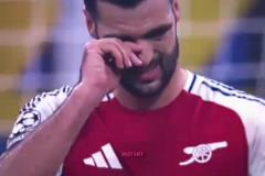 巴爾韋德兒子在車庫里等到了維尼修斯，結(jié)果被爸爸慶祝動(dòng)作難住了