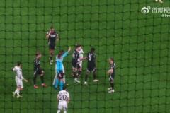 托馬斯打皇馬染黃真相：遭塞巴略斯挑釁，將其推倒后吃到黃牌