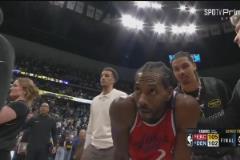 今天19中15殺瘋了！比賽結(jié)束后，小卡累得扶膝，隊(duì)友上前圍住