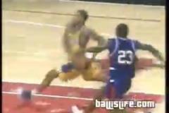 年少不知膝蓋貴！高中羅斯15秒內(nèi)上演原地大風(fēng)車+隔人劈扣