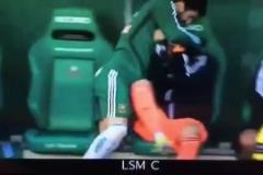 都濕了！幼稚球員拿著水瓶呲隊(duì)友的下體，現(xiàn)場(chǎng)被一頓暴打