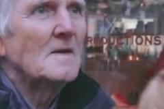 你怎能不愛足球呢？經(jīng)典名場面：街頭采訪的老人竟然就是當事人？