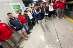 還好相安無事！落單申花球迷旁，一群海港球迷