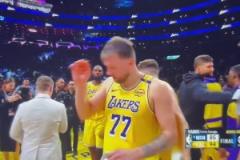 東契奇小表情：里哥這就是你不對了！搭訕是你 不理我也是你