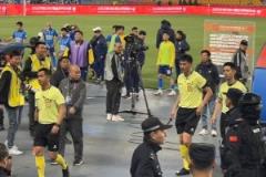 南通主場球迷完賽后瘋狂“問候”主裁判，砸水杯