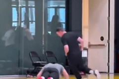 東契奇投籃輸了被罰做俯臥撐 助教運(yùn)球轉(zhuǎn)圈圈“嘲諷”拉滿