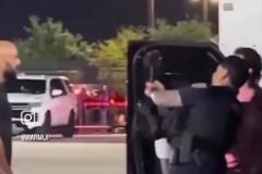 警察和梅西一起合影，保鏢在旁邊一直盯著