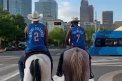 氛圍感拉滿！原來雷霆球迷是騎著馬去看比賽的啊