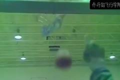 裝杯成功，進球有效。 喬丹 閉眼罰球穩(wěn)穩(wěn)命中，這是肌肉記憶吧