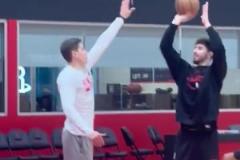 申京今日狂練罰球線跳投下一場要用這個懲罰追夢嗎？