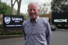 記者在阿森納培訓(xùn)中心報道時，阿爾特塔正帶著拉布拉多犬散步