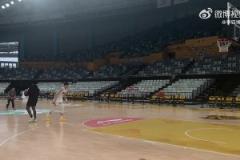 青島三分這是要開呀？青島隊今天玩中場投籃！連進(jìn)4記