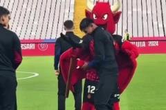 原來是收禮了賽前吉祥物送亞馬爾玩具，賽中亞馬爾單刀沒進(jìn)