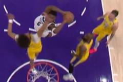 狼王亮獠牙！愛德華茲直殺禁區(qū)，滑翔折疊擰身隔扣海斯