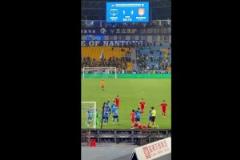 太嚇人了！中甲比賽，工作人員拿板凳砸球員，幸好沒砸到