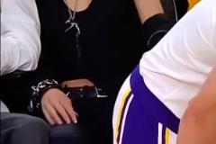 項鏈手鏈龐克風？湖人場邊這位看球的小姐姐會打扮呀