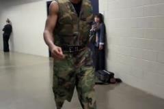 找槍王打仗去！亞歷山大一身迷彩入場(chǎng)備戰(zhàn)