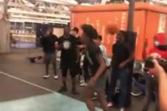 這大風(fēng)車?yán)瓭M啦！小伙子這扣籃是不是師從鄧肯