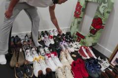 整屋都是。 這你受得了嗎？塔圖姆的球鞋屋