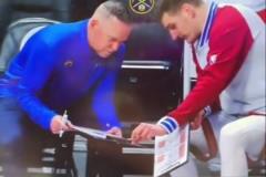 巨星之間惺惺相惜！喬丹看小卡的眼神里全是欣賞??！