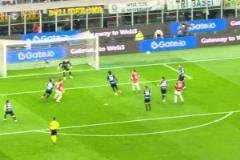 國米疲態(tài)盡顯，現(xiàn)場實(shí)拍：約維奇力壓達(dá)米安頭槌先拔頭籌