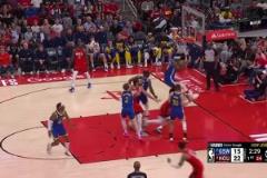 關(guān)鍵轉(zhuǎn)折點？火勇籃下激烈對抗，巴特勒空中遭背后沖撞重重倒地，受傷返回更衣室！