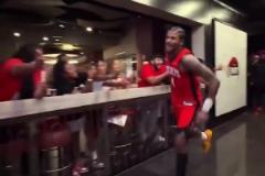 觸底反彈！杰倫-格林回更衣室途中享受火箭球迷歡呼