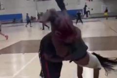 太搞了！美媒調(diào)侃：這就是火勇大戰(zhàn)時，阿門和追夢的對抗方式