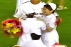 03年皇馬中國行，小貝被團(tuán)團(tuán)圍住，菲戈&齊祖無人問津??