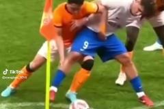 中國球員足球智商火爆外網(wǎng)！原來足球還可以這么踢