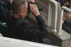 巴特勒受傷后扶腰下場，與板凳席上的庫里擊掌后離場返回更衣室