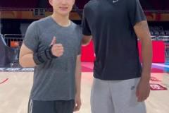 王嘉琦采訪阿爾德里奇問明日掘船G3誰會(huì)贏？阿德：快船會(huì)贏~