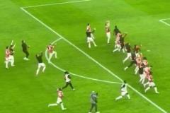 淘汰國米進(jìn)意杯決賽！賽后米蘭全員和看臺(tái)球迷一起開心慶祝