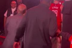 我的愛醬！賽后火箭老板關(guān)切擁抱鼓勁申京！