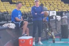 看著自己親手組建的陣容！雷霆賽前熱身時(shí)普雷斯蒂和教練閑聊！