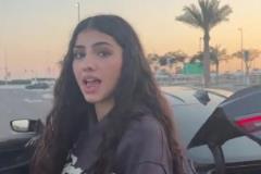 外國(guó)人真早熟…迷你羅女朋友的穿搭樸素，這是啥車啊