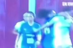 格斗場！女足直接給了對方球員臉部一拳，你還是打UFC去吧