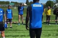 孔蒂換下勞塔羅后他非常生氣，所以他們在賽后通過打拳宣泄