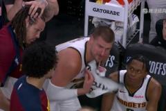 心態(tài)崩了！約老師暫停與主帥激烈爭(zhēng)吵！氣到直接癱坐在板凳上