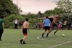 文班亞馬休賽期竟然跑去踢球了這么高個子盤帶這么靈活啊