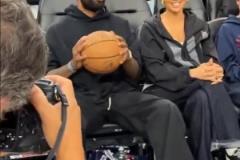 凱里 .歐文(Kyrie) 來到洛杉磯觀看掘金隊與快船隊的比賽。