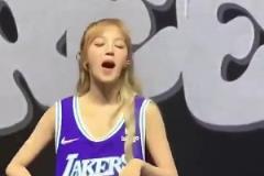 宋雨琦穿詹姆斯的球衣真的很漂亮、很可愛、很酷哦！