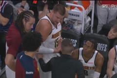 打紅溫了！約基奇暫停期間與主教練阿德爾曼進行激烈爭論