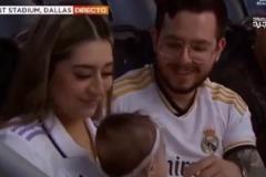 你也想喝奶啦有愛的皇馬男球迷吊著奶嘴逗寶寶