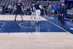 威少賽前熱身的時(shí)候扭傷了腳踝