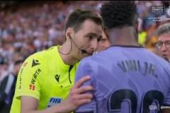 不滿！皇馬官方電視臺發(fā)布國王杯主裁的“黑哨”集合