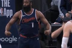 也是個(gè)活寶哈登進(jìn)球后秀肌肉慶祝，這小眼神~