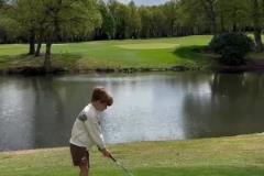 不教踢球?。控悹杻鹤舆@是要專門打高爾夫，不準(zhǔn)備踢球啦