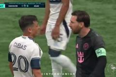 很憤怒！對(duì)方的犯規(guī)讓梅西不滿(mǎn)，他一直在說(shuō)些什么